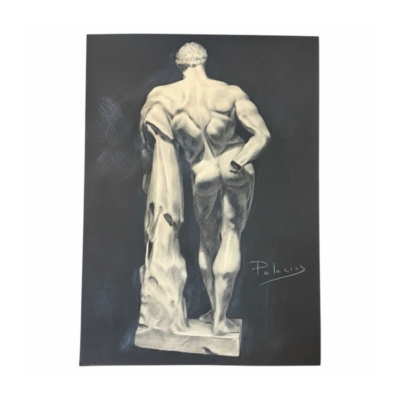 Dibujo a carboncillo de desnudo masculino clásico de espaldas junto a una escultura drapeada, sobre fondo negro