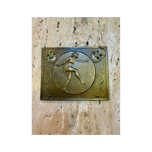 Plaqueta Art Déco Danseuse de bronce sobre pared de piedra, vista frontal