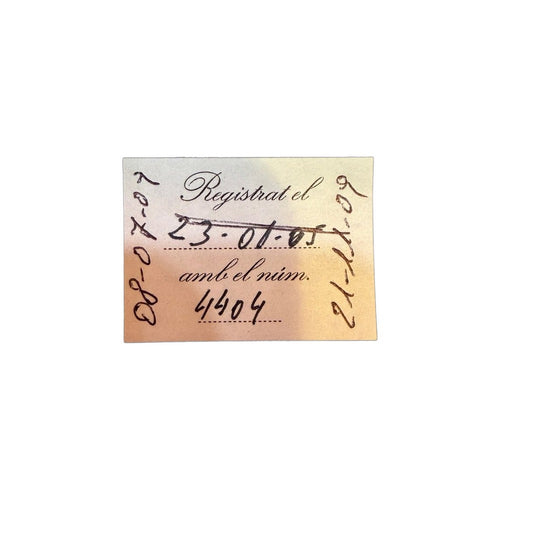 Detalle de tarjeta manuscrita de registro con numeración y anotaciones a tinta