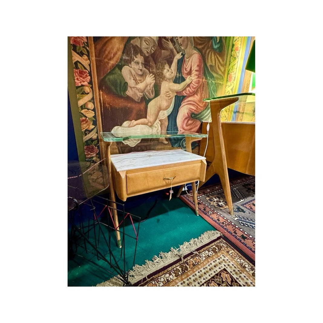 Vista frontal de mesita de noche italiana de los años 60 con madera, mármol blanco y sobre decorativo de vidrio