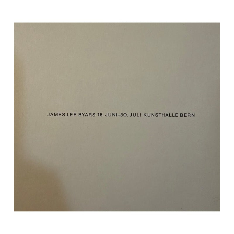 Página del catálogo con el nombre de James Lee Byars y Kunsthalle Bern en tipografía negra