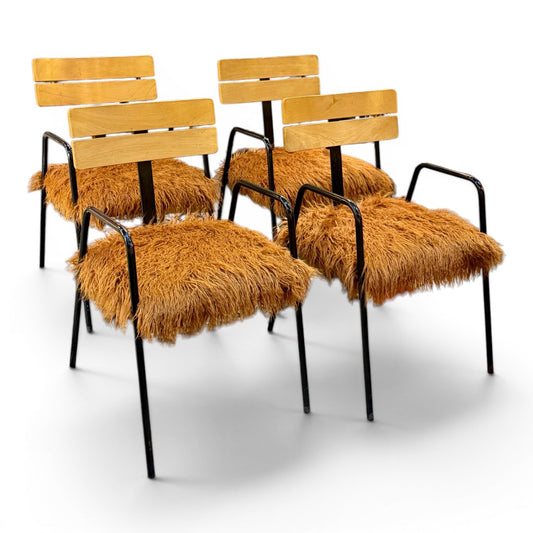 Conjunto de cuatro sillones postmodernos con tapicería peluda color caramelo y estructura metálica negra