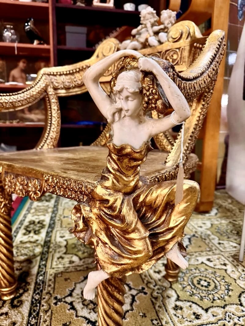 Silla dorada con Angeles y Ninfas