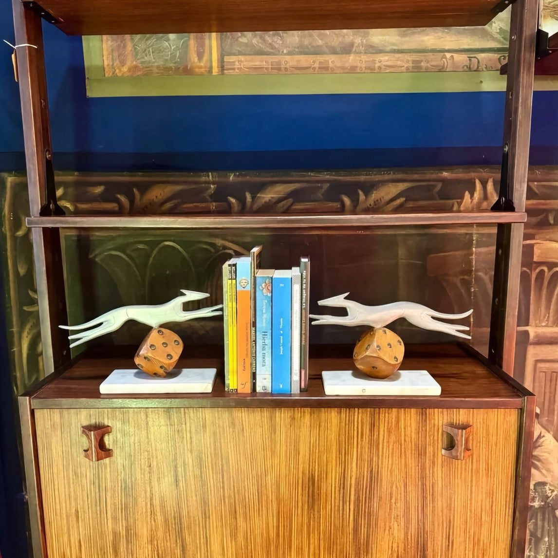 Sujeta libros vintage perro meta con dados de madera y base de marmol blanco