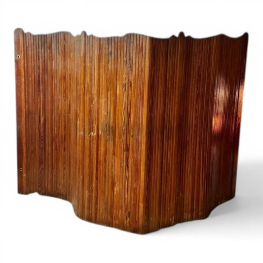 Biombo articulado de madera vintage atribuido a Manufrance con bordes ondulados y pátina desgastada estilo wabi sabi