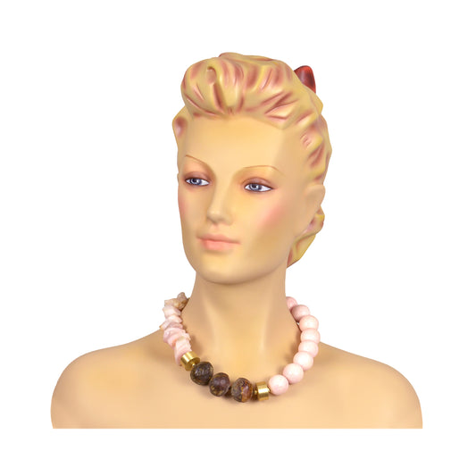 Collar corto de cuentas rosas y piedras ámbar facetadas sobre busto, vista frontal