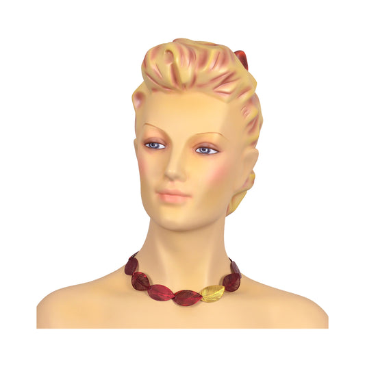 Collar corto de hojas metálicas rojas y doradas visto sobre el cuello de un maniquí