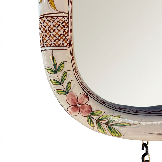 Espejo vintage de mediados de siglo con marco de cerámica de porcelana pintado a mano que presenta motivos florales y un patrón de cestería.