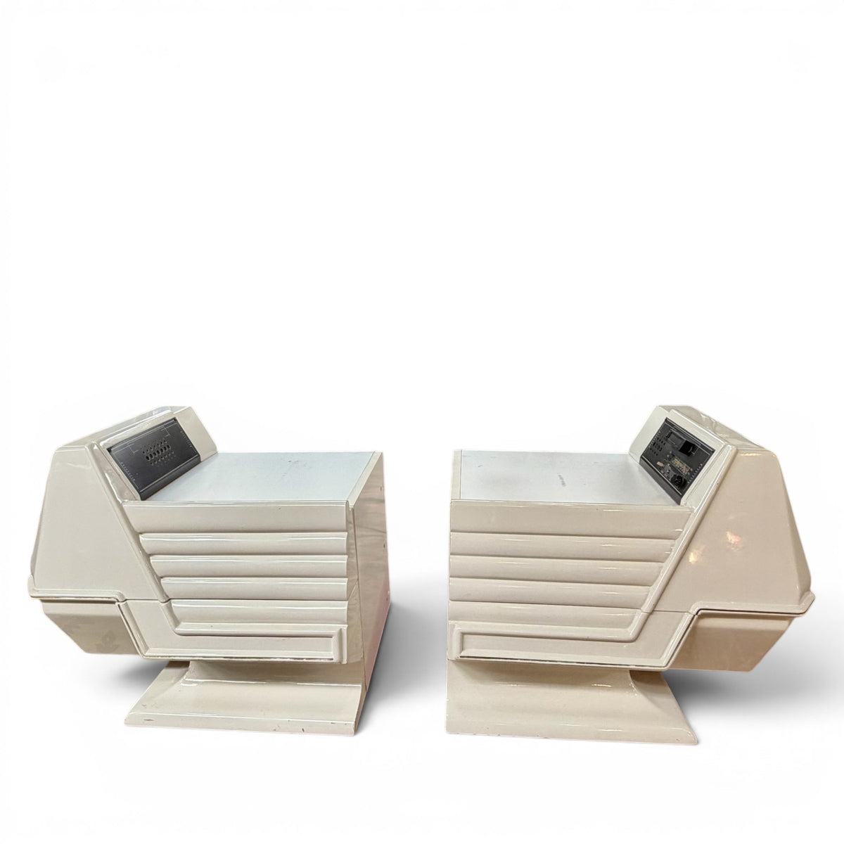 Par de mesitas de noche antiguas de estilo Space Age en madera lacada blanca con radio CF Elettronica y sistema de altavoces adaptado a Bluetooth.