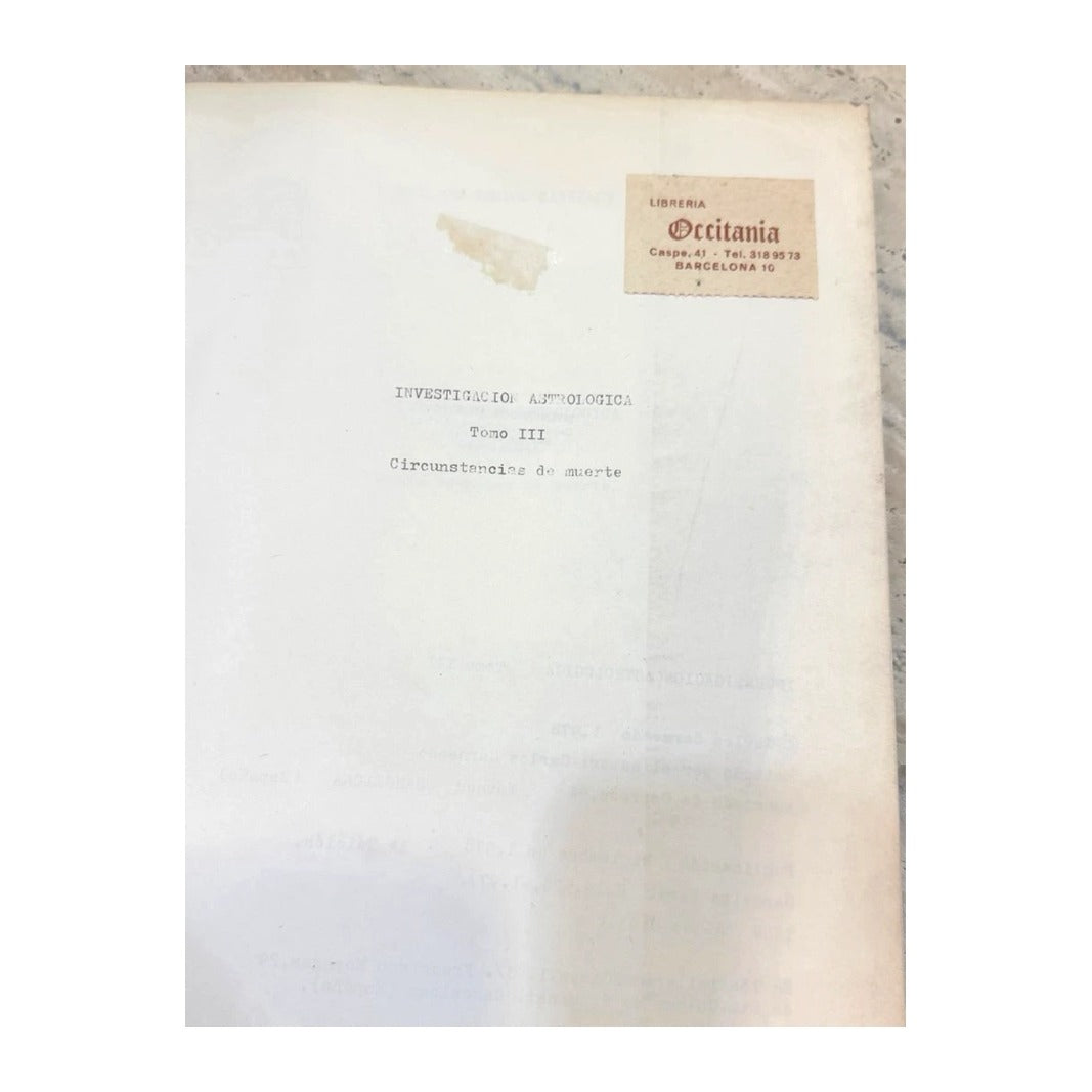 Página interior de Investigación Astrológica, Tomo III, con sello de Librería Occitania y tema circunstancias de muerte