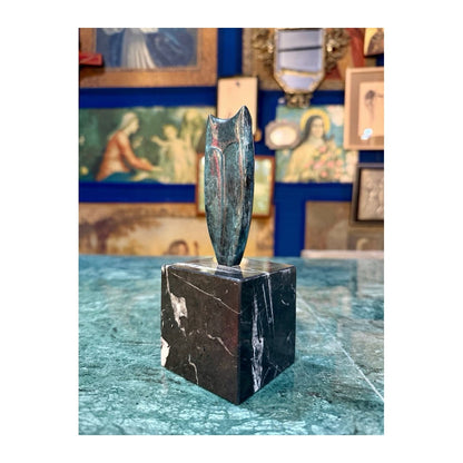 Vista posterior de la escultura Búho II en bronce esmaltado y base de mármol