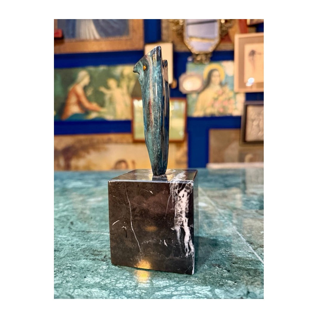 Perfil de la escultura Búho II de bronce esmaltado sobre base de mármol