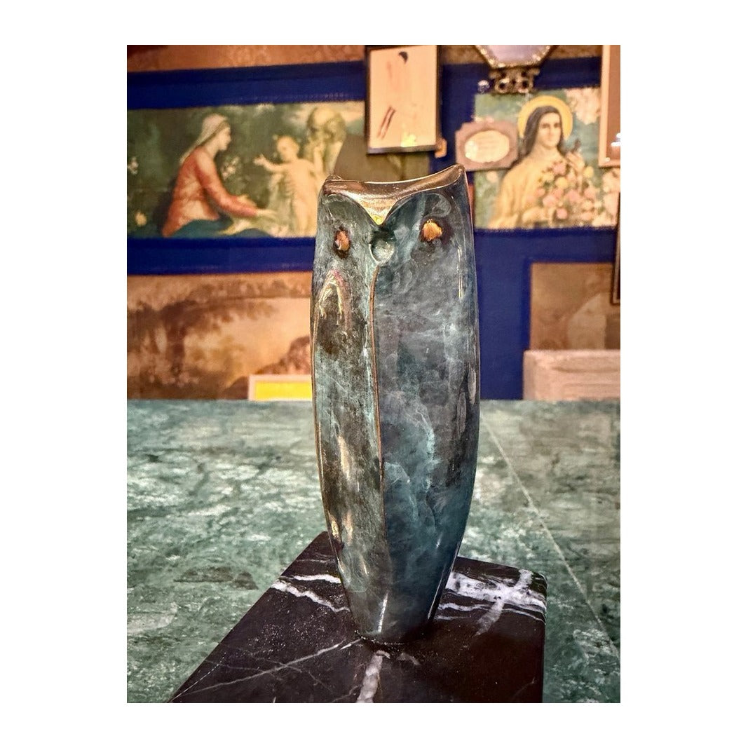 Detalle frontal de escultura búho II en bronce esmaltado sobre base de mármol negro veteado
