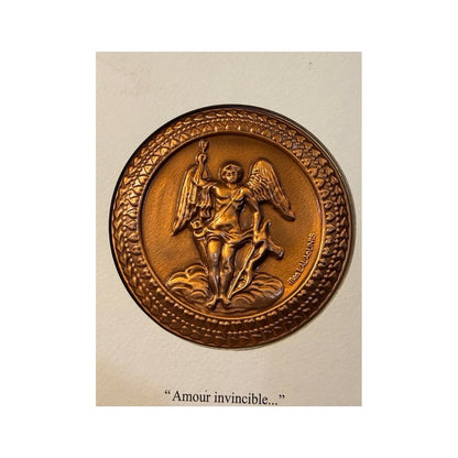 Placa circular cobriza con Eros alado y borde decorado con hojas en relieve
