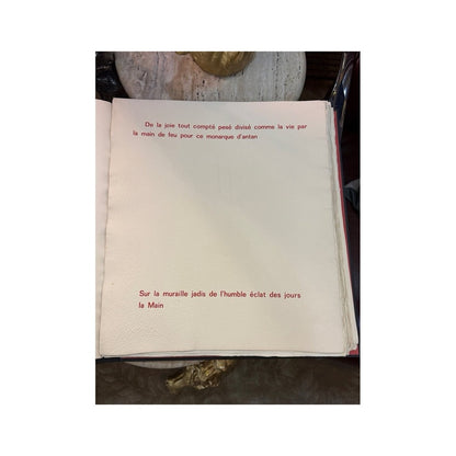 Página interior de Petite Rapsodie de la Main con texto francés en rojo y papel verjurado