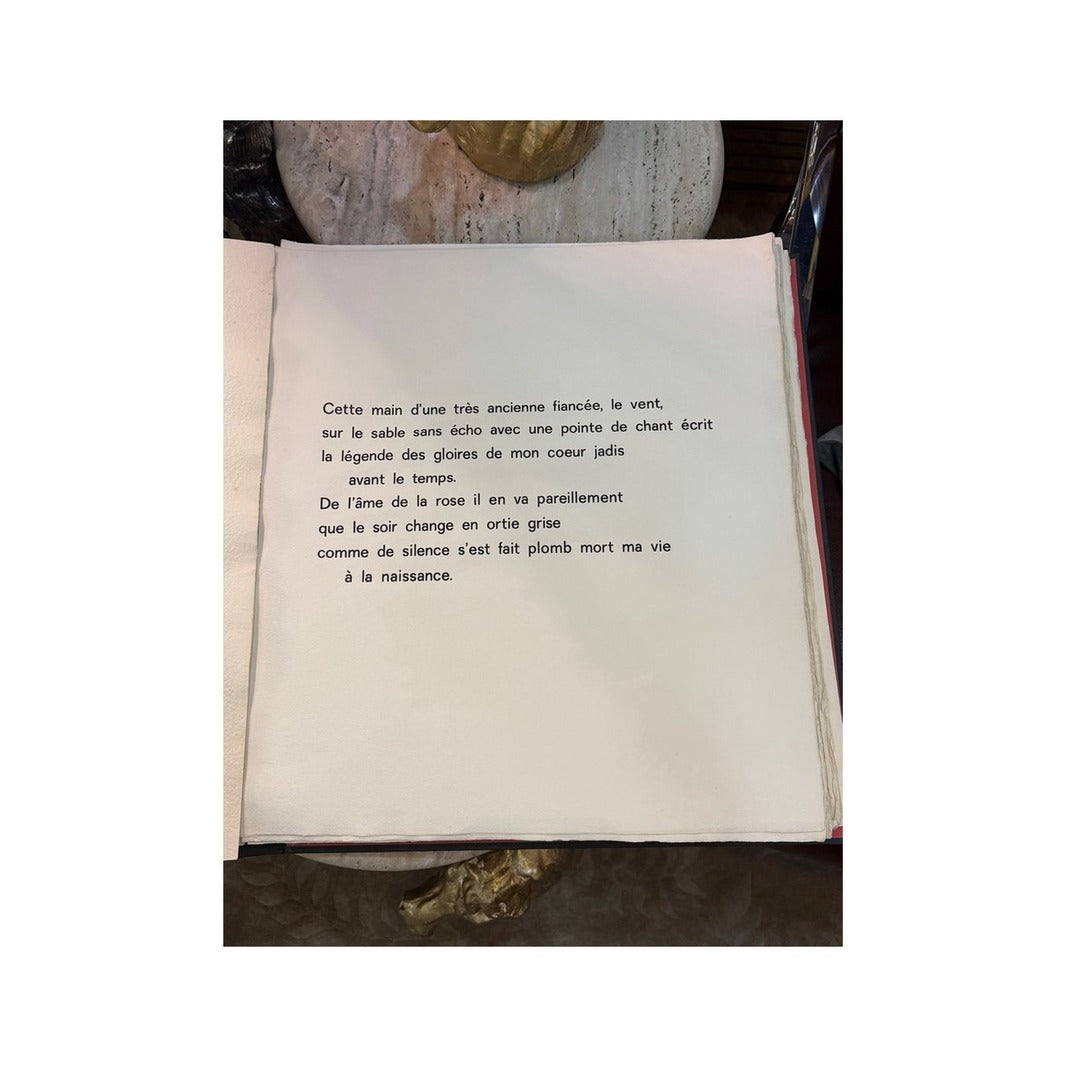 Página interior con poema francés en negro de Petite Rapsodie de la Main, edición artística de 1966