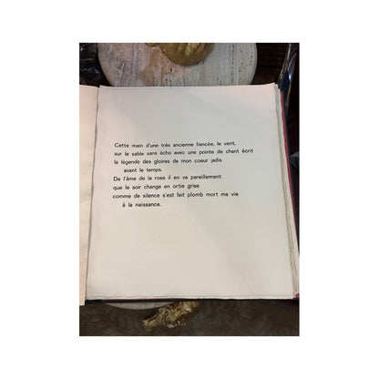 Página interior con poema francés en negro de Petite Rapsodie de la Main, edición artística de 1966