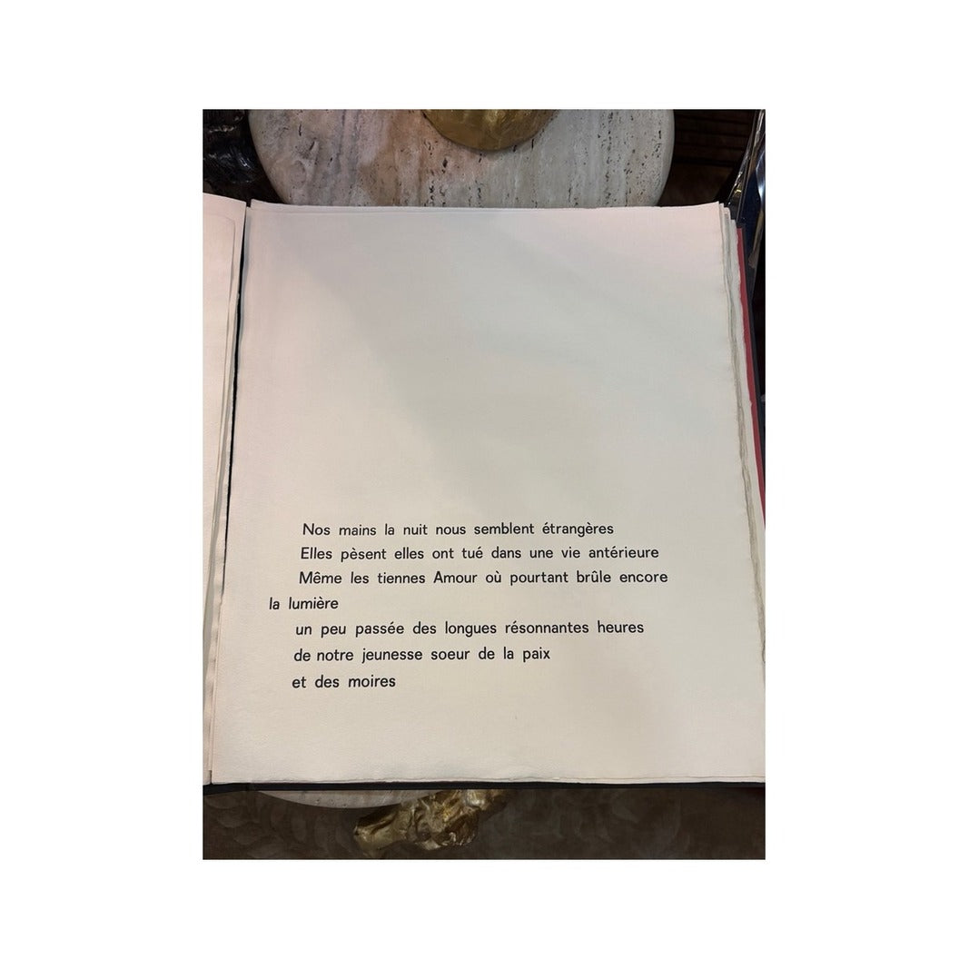 Página interior de Petite Rapsodie de la Main con poema francés en negro sobre papel crema