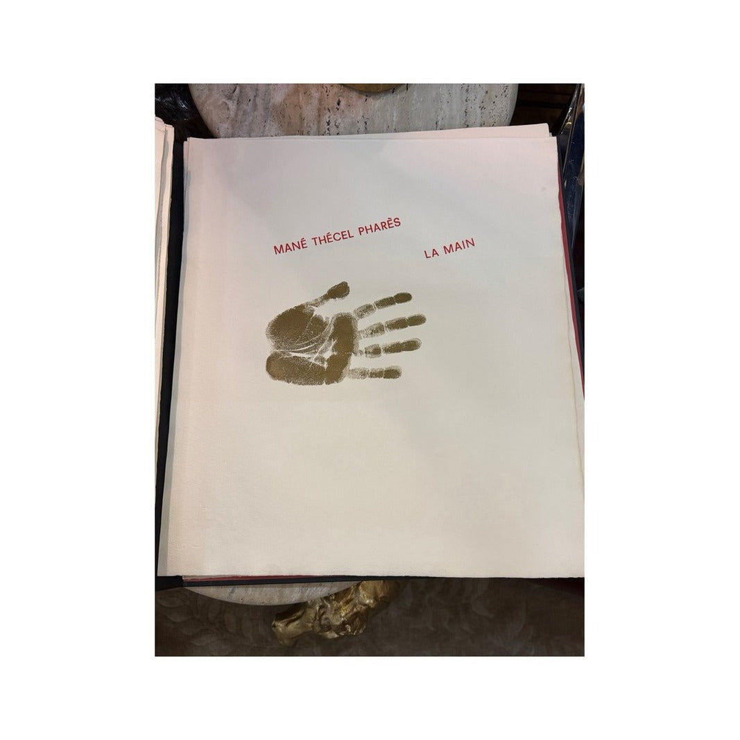 Página ilustrada de Petite Rapsodie de la Main con mano escultórica dorada y texto rojo