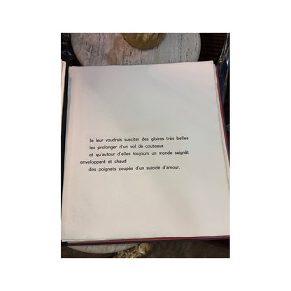 Página interior de Petite Rapsodie de la Main con poema tipográfico en francés sobre papel crema