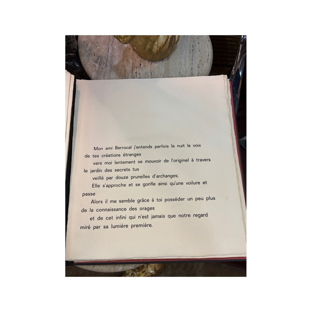 Página interior con poema dedicado a Berrocal en Petite Rapsodie de la Main, impresa sobre papel crema