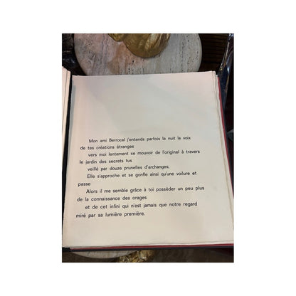 Página interior con poema dedicado a Berrocal en Petite Rapsodie de la Main, impresa sobre papel crema