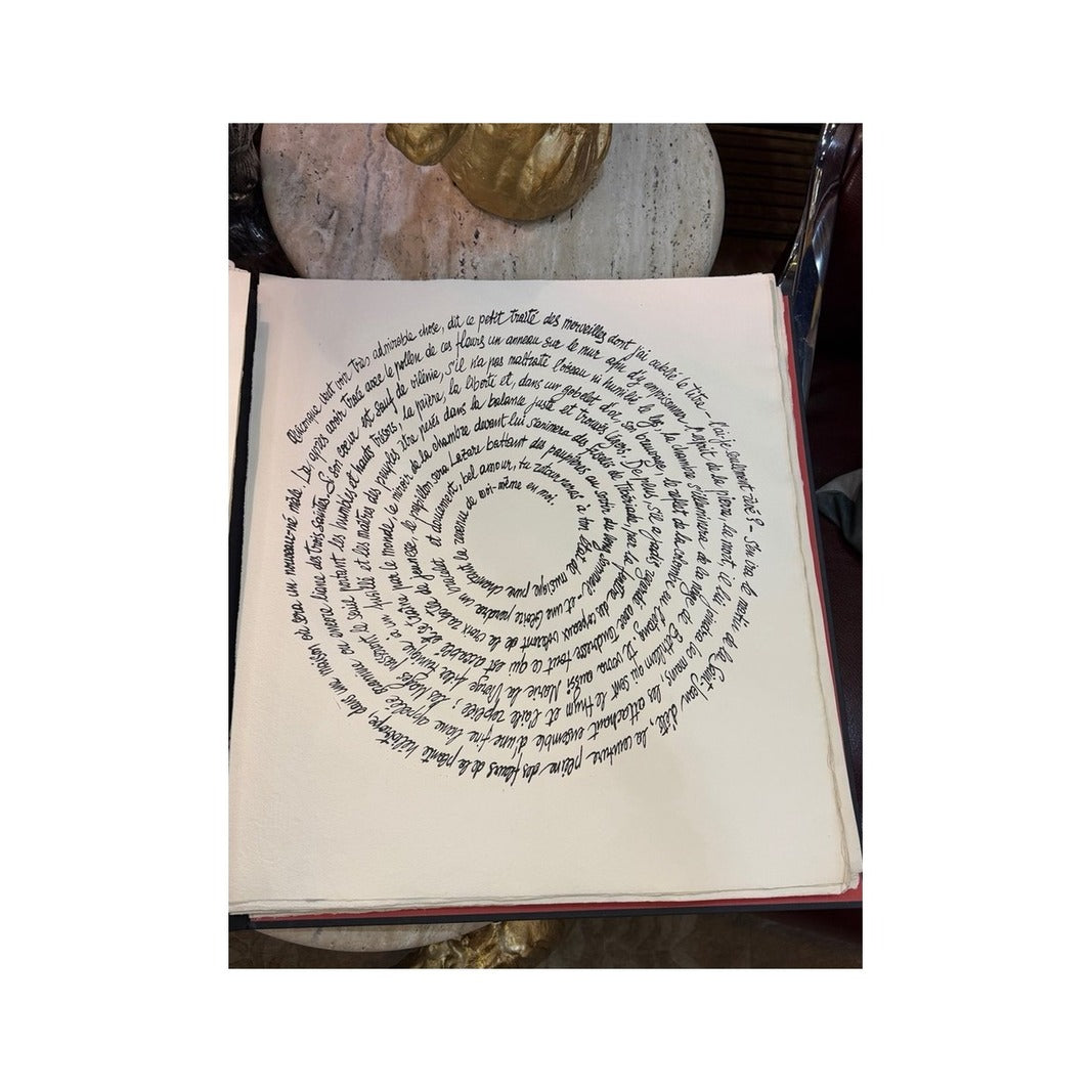 Página artística con texto manuscrito circular en francés de Petite Rapsodie de la Main