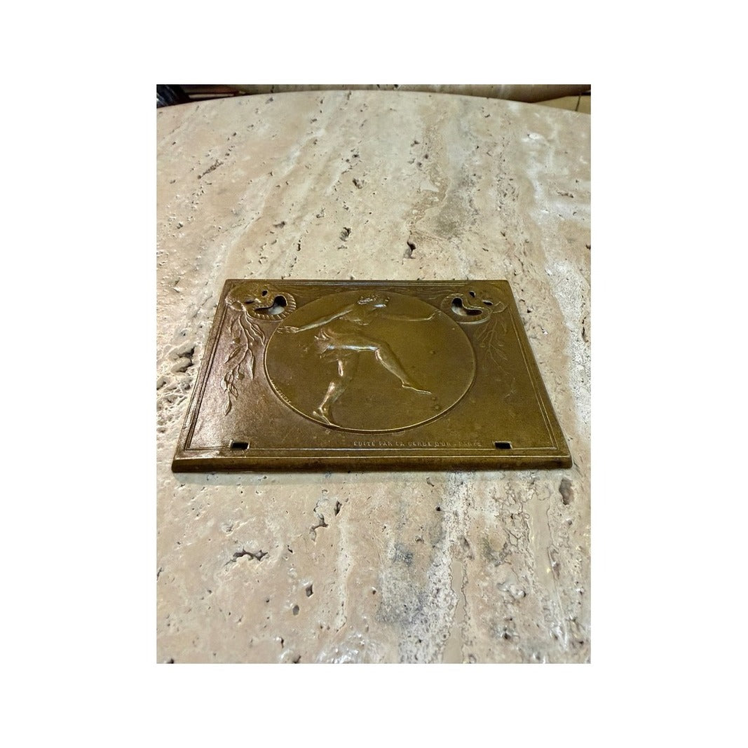 Plaqueta de bronce Danseuse de Henry Dropsy en vista oblicua sobre piedra