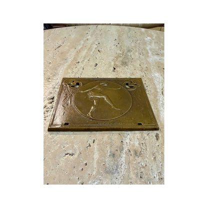 Plaqueta de bronce Danseuse de Henry Dropsy en vista oblicua sobre piedra