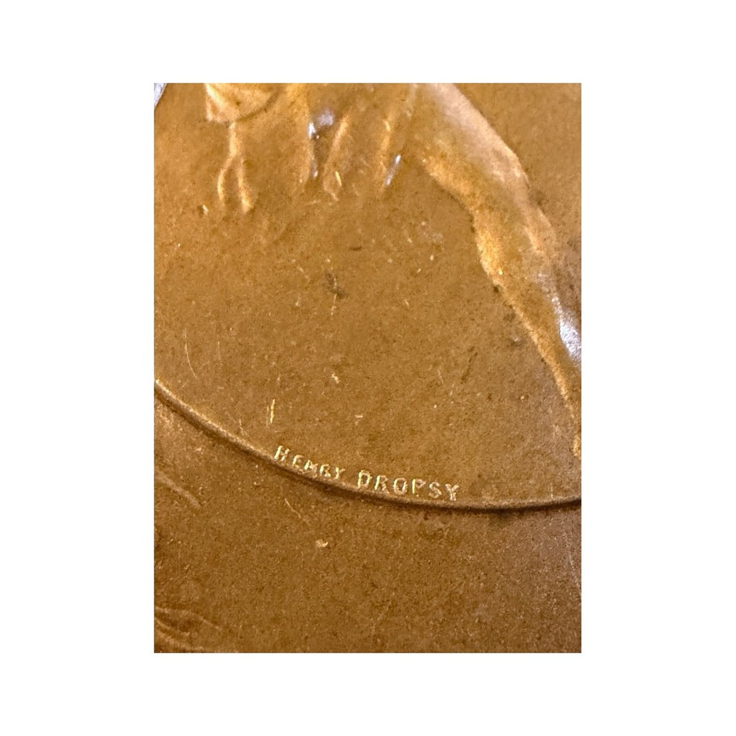 Detalle del grabado Henry Dropsy en plaqueta de bronce Art Déco
