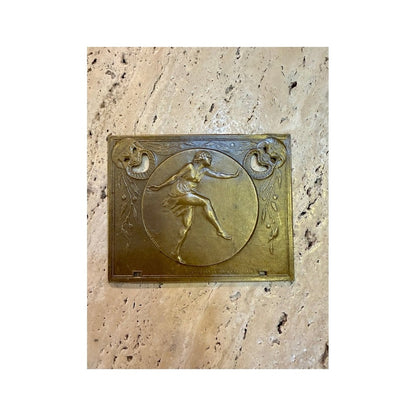 Vista frontal de plaqueta Danseuse de Henry Dropsy con bailarina y cisnes en relieve