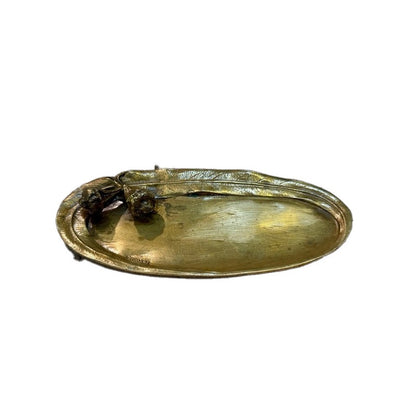 Vista frontal de bandeja vide-poche ovalada de bronce dorado con borde decorado