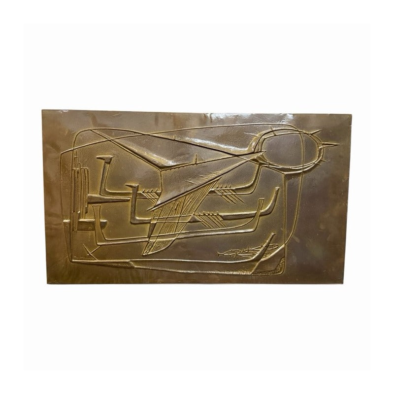 Panel mural abstracto de André Bizette-Lindet en metal dorado repujado con formas de barcos y sol