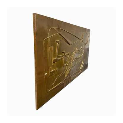 Vista lateral del panel de metal repujado que muestra su perfil delgado y las líneas en relieve