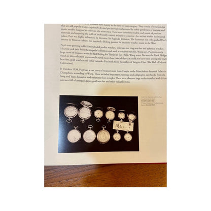 Página del catálogo Phillips con fotografía de relojes de bolsillo de la colección de Puyi