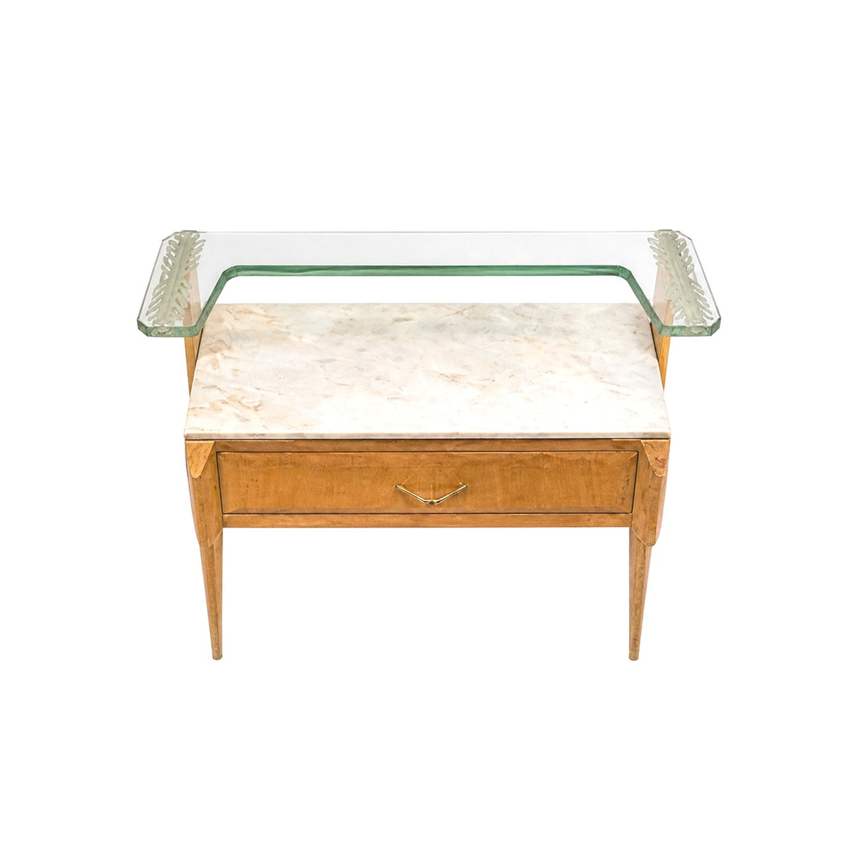 Vista frontal de mesita vintage de madera con sobre de mármol y repisa superior de vidrio