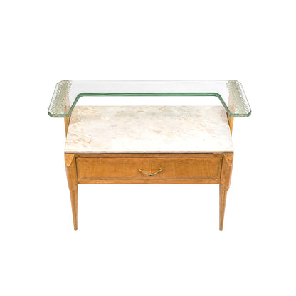 Vista frontal de mesita vintage de madera con sobre de mármol y repisa superior de vidrio