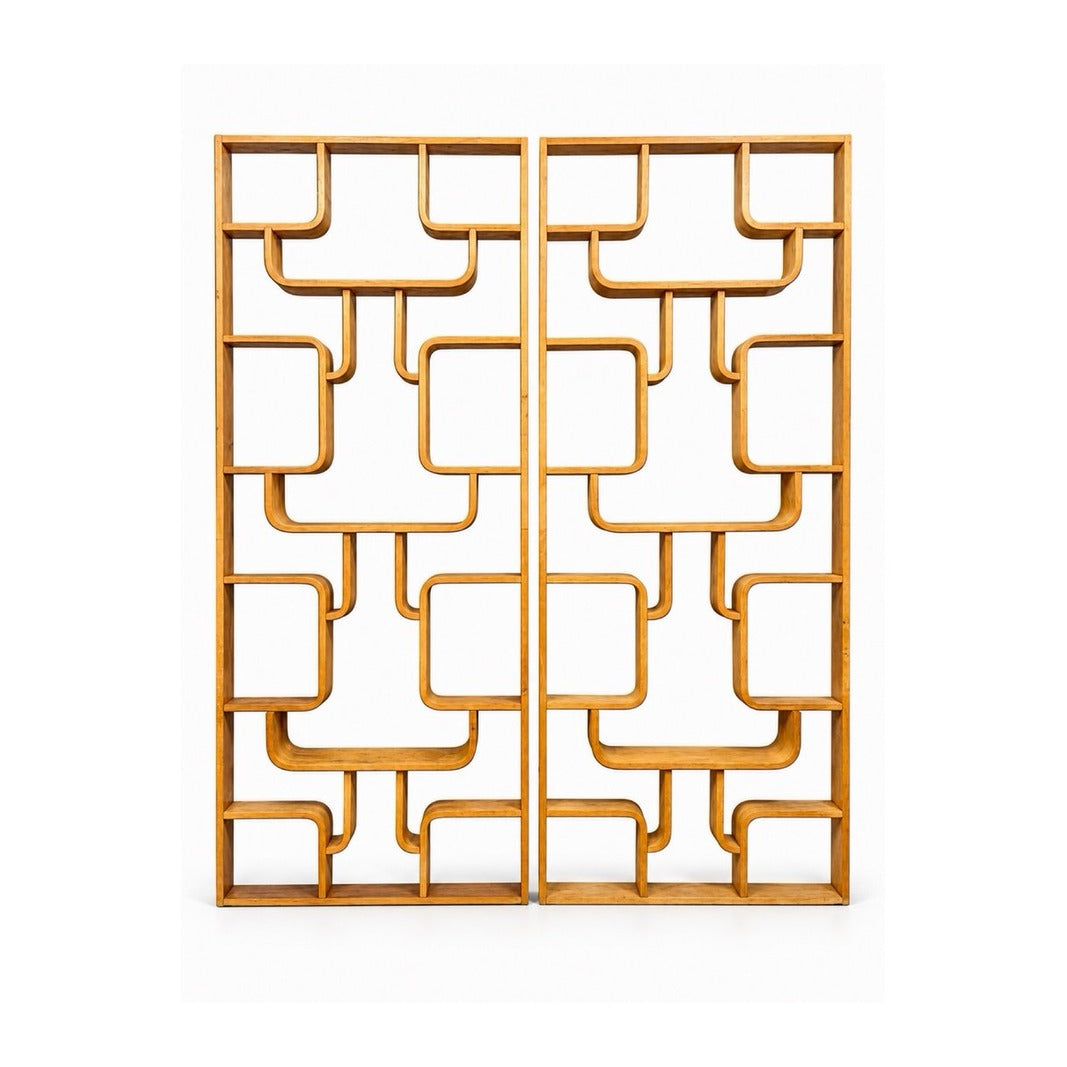 Dos estanterías divisorias vintage de madera curvada juntas, mostrando su diseño geométrico repetido