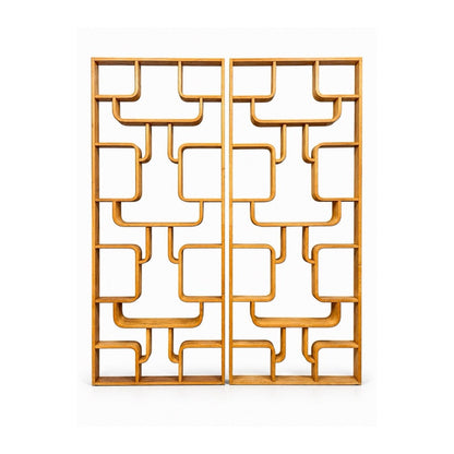 Dos estanterías divisorias vintage de madera curvada juntas, mostrando su diseño geométrico repetido