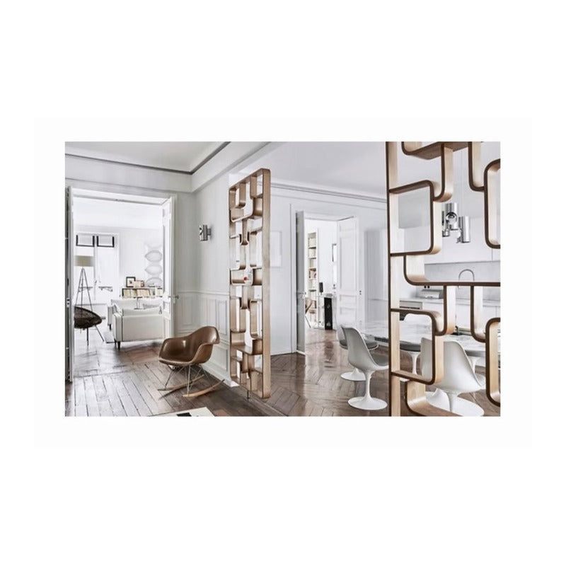 Estantería divisoria de madera curvada instalada en un interior moderno, vista en perspectiva