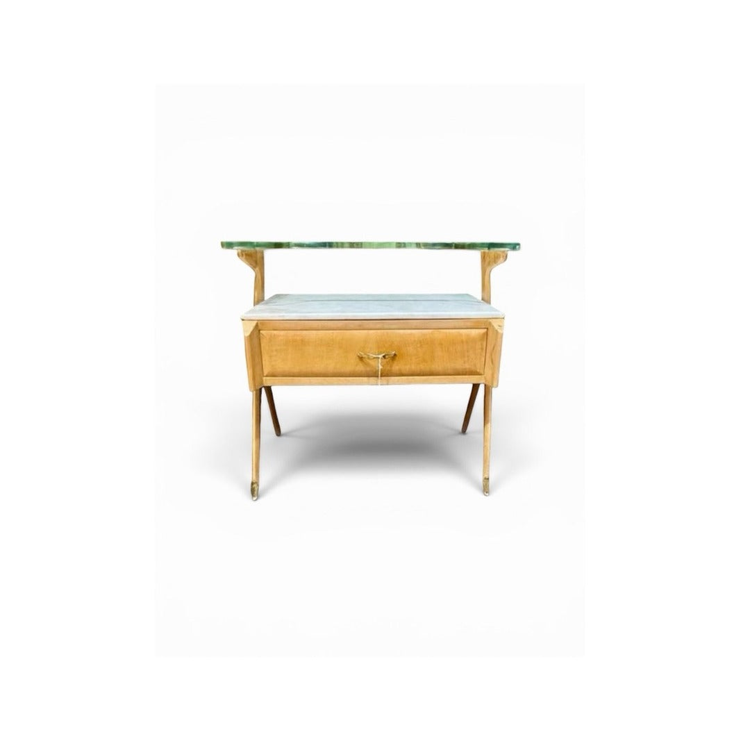 Vista lateral de mesita italiana años 60 con sobre de mármol, vidrio y patas de madera
