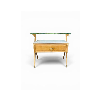 Vista lateral de mesita italiana años 60 con sobre de mármol, vidrio y patas de madera