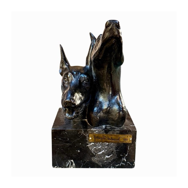 Vista frontal de las dos cabezas de dóberman en bronce y placa con firma y edición XVI