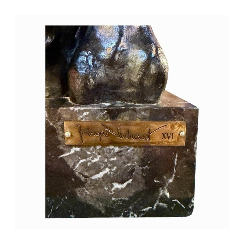 Detalle de la placa firmada por Eulàlia Fàbregas de Sentmenat y numerada XVI sobre mármol