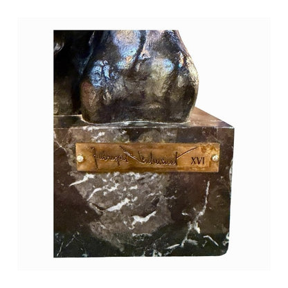 Detalle de la placa firmada por Eulàlia Fàbregas de Sentmenat y numerada XVI sobre mármol