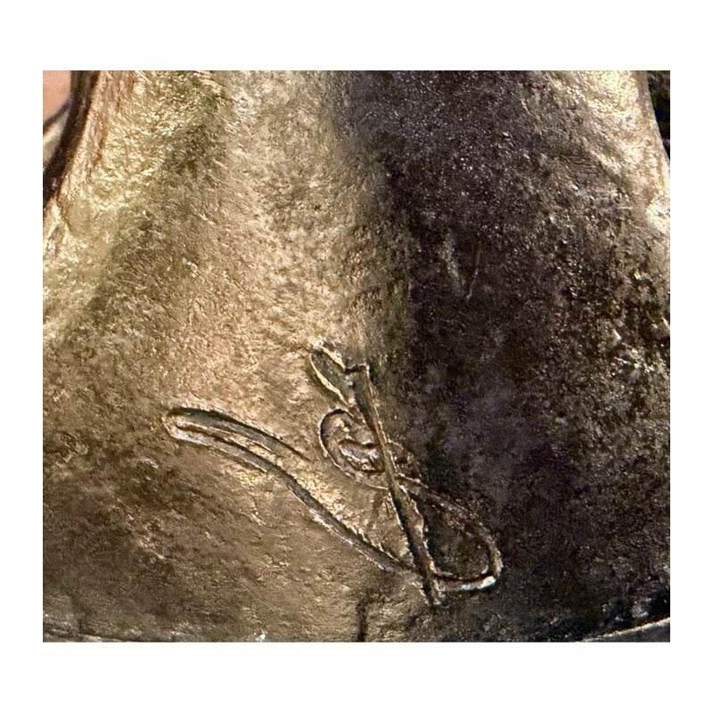 Detalle de la firma de Eulàlia Fàbregas de Sentmenat grabada en la superficie de bronce