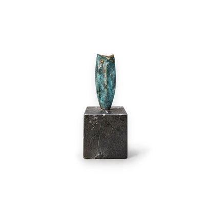 Escultura Búho II de José Luis Pequeño en bronce esmaltado sobre base de mármol