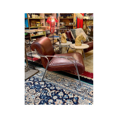 Butaca Gianni Moscatelli de los años 70 en vista lateral, con asiento marrón y estructura cromada curvada
