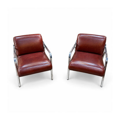 Vista frontal de dos butacas vintage con respaldo y asiento marrón, y brazos y patas de metal cromado