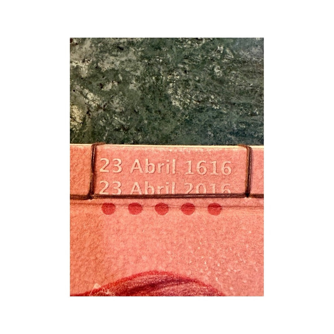 Detalle del lomo cosido con fechas grabadas y papel artesanal rosa salmón